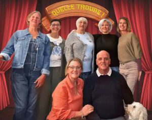 QT la troupe avec decor rouge